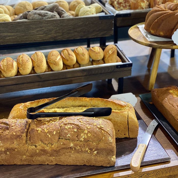 Buffet risers with bread and dips